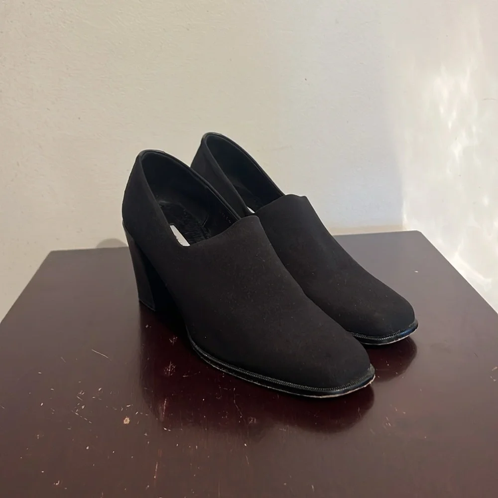 Donald J. Pliner The Chelsie Pump Heels in Black, size 7.5